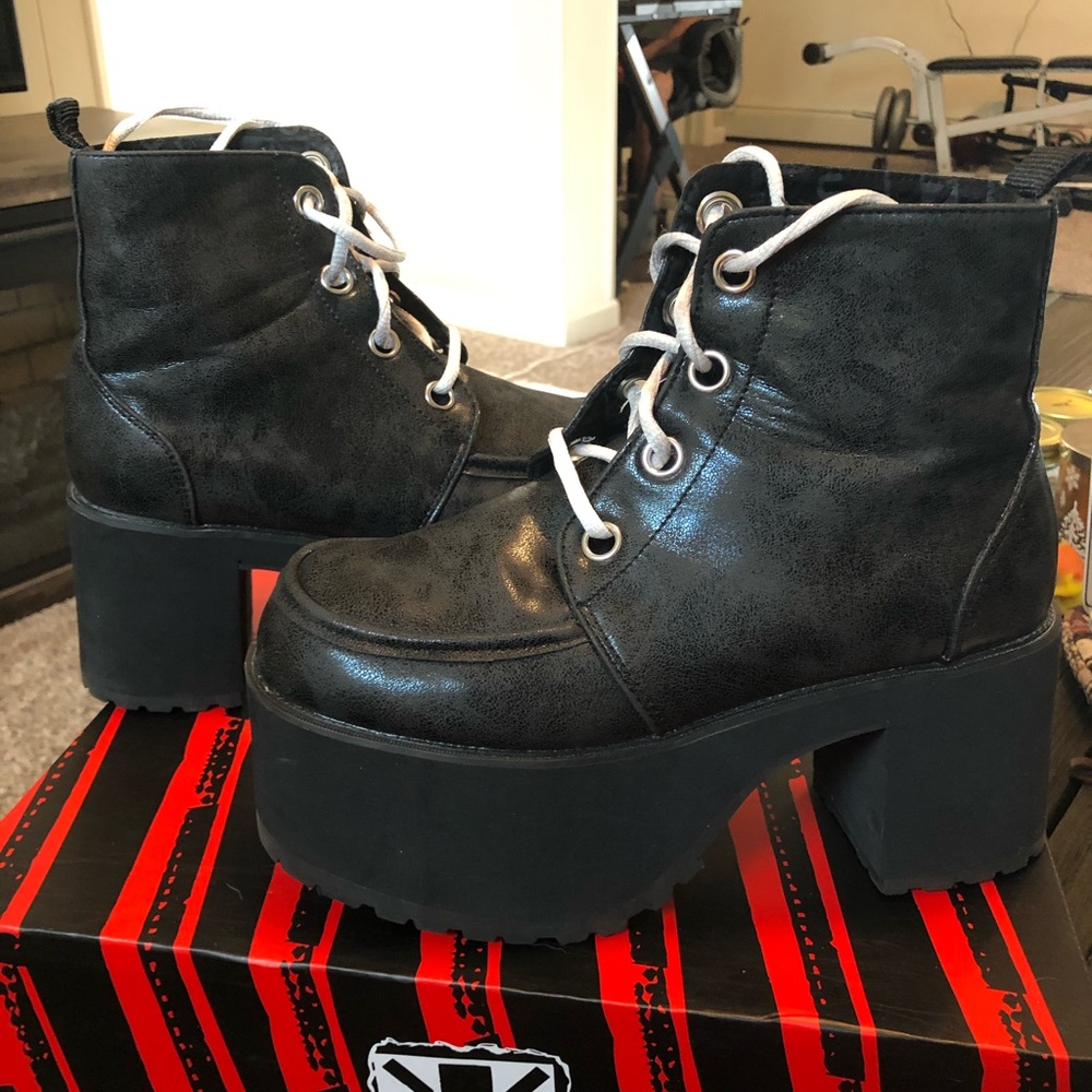 Like New TUK Nosebleed Boot